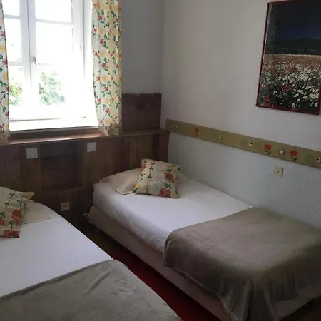 לינה וארוחת בוקר Domaine De Fondain 4*